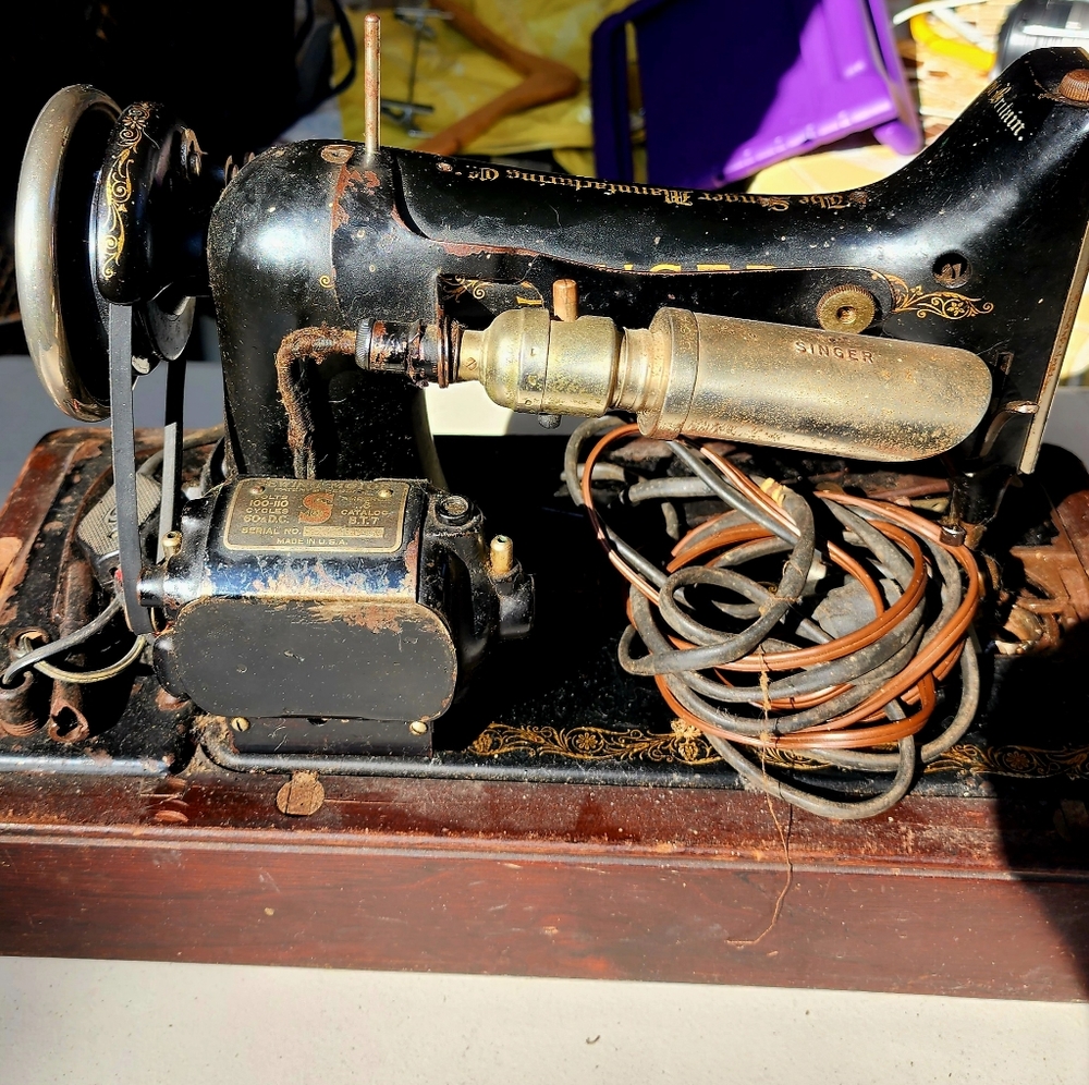 Antique Singer Sewing Machine in Dome Carry Case  pre 1930